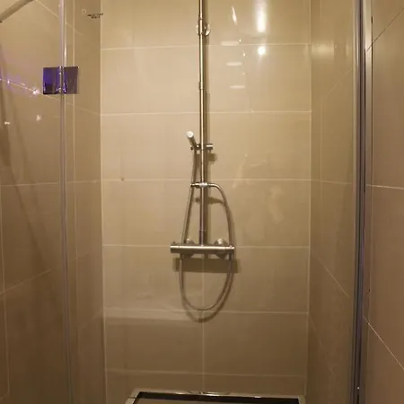 Au Pais Bed & Breakfast 4*